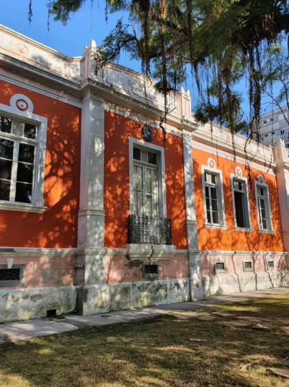 Escola Silveira de Souza, uma casa antiga na cor laranja - sede da CASACOR Santa Catarina 2022
