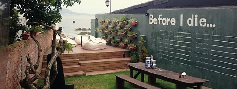 Área externa com vista para o mar do Jardins Restô Café na Cidade de São José