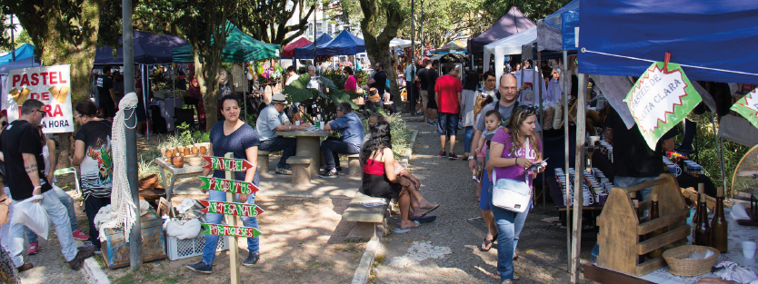 Pessoas comprando nas tendas de vendas durante a Feira da Freguesia no Centro Histórico na Cidade de São José