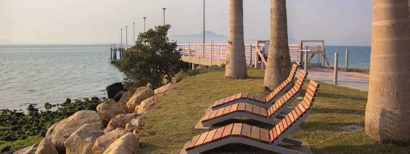 Espreguiçadeiras no gramado a beira mar do Centro Histórico na Cidade de São José