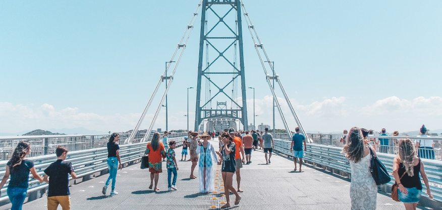 Florianópolis completa 350 anos: Pessoas caminhando na icônica Ponte Hercílio Luz