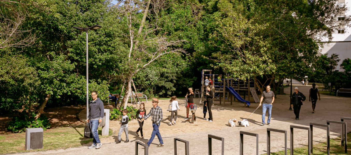 População local aproveitando a tarde no Parque Linear do Córrego Grande