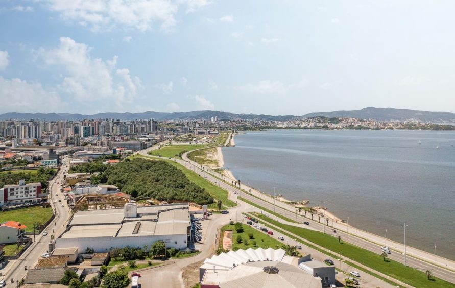 Vista aérea da Praia Comprida e beira mar de São José, a localização do D/Vert Residence Club