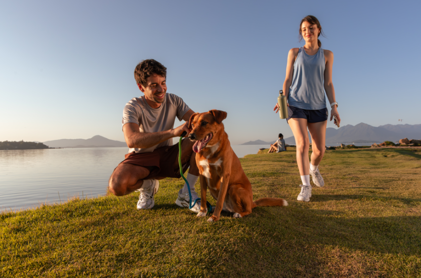 Casal vivendo um momento tranquilo a Beira Mar de São José