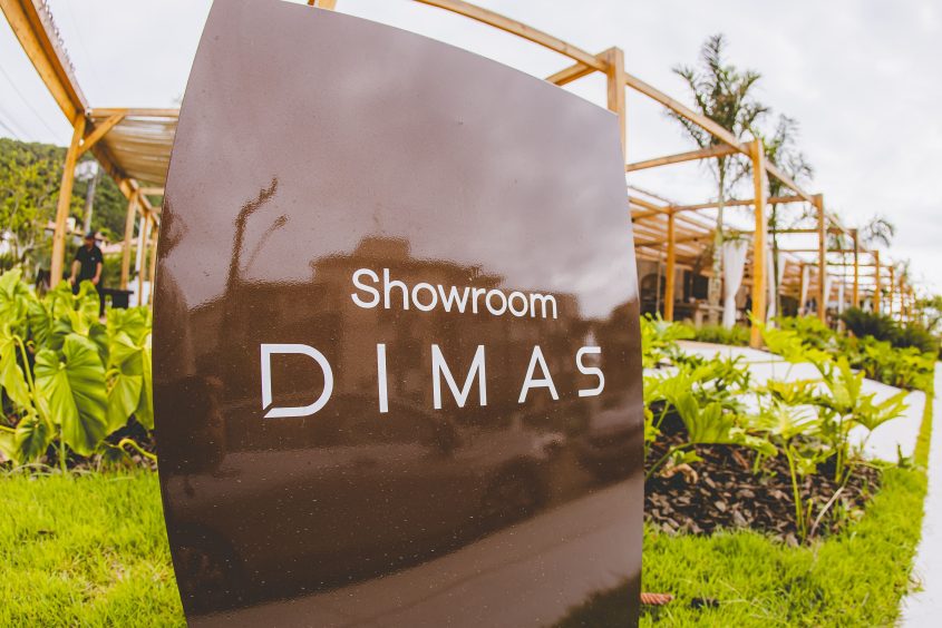 imagem de uma placa indicando o showroom que a Dimas promoveu para divulgar novos empreendimentos no Gym Club Summer
