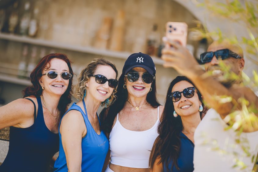 Pessoas reunidas confraternizando e tirando fotos do evento produzido em parceria da Dimas e Gym Club