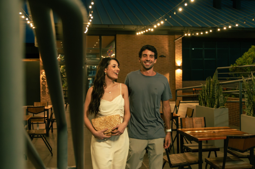 casal feliz indo para um jantar em um dos espaços que terá próximo ao D/Pace Smart Living