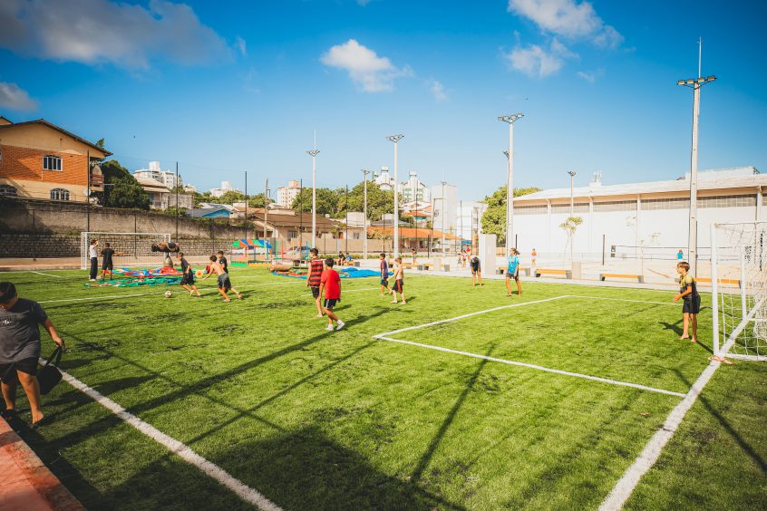 Centro Comunitário do João Paulo, crianças brincando em um dos espaços apropriados.