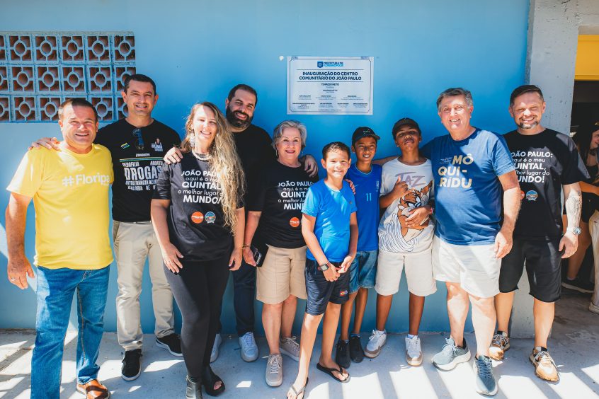 Inauguração do Centro Comunitário do João Paulo, foto de pessoas reunidas posando para uma foto em frente a placa do local
