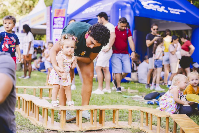 Recreadores ensinando crianças em atividades na Maratona Cultural de Florianópolis 2026
