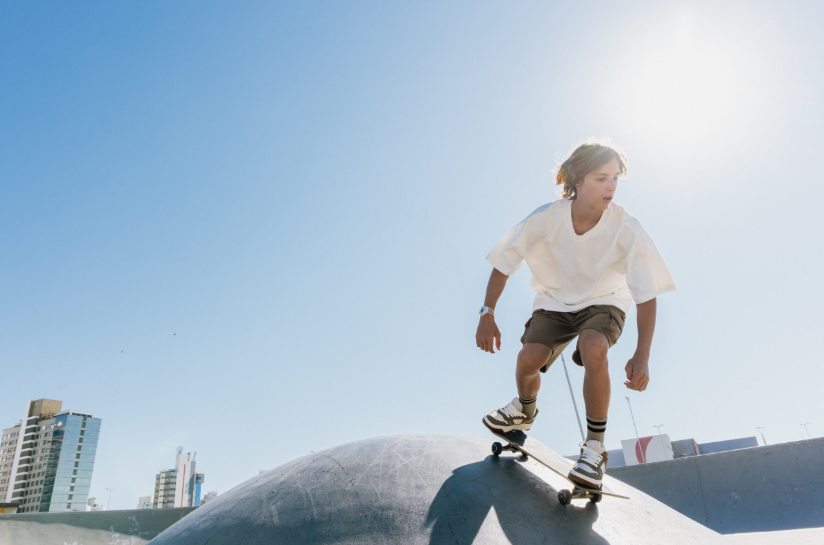 criança brincando de skate em uma das áreas que o D/Breeze tem a oferecer