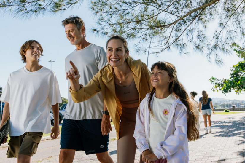 Família feliz passeando pala orla da Beira Mar