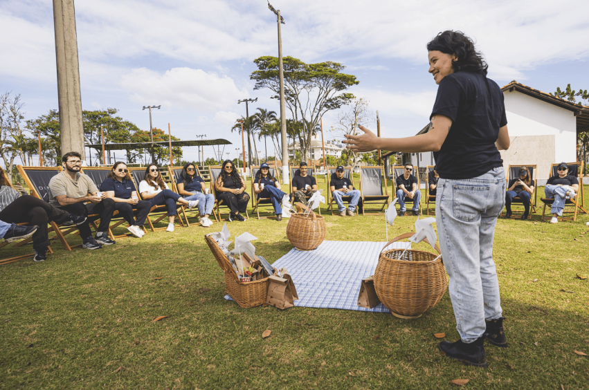pessoas reunidas em um círculo de conversa com piquenique e plantio de mudas nativas em Florianópolis