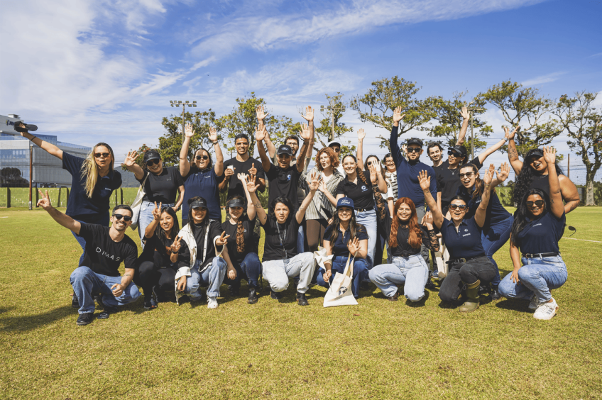 equipe reunida para o dia do plantio de mudas nativas em Florianópolis